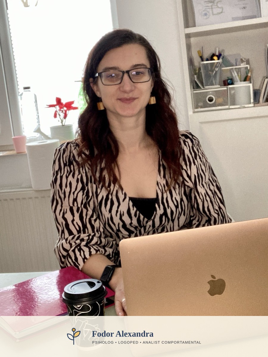 Alexandra Fodor, la biroul din cabinetul ei din Iernut